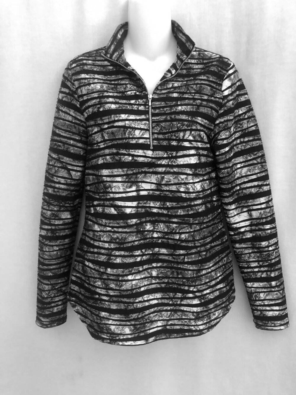Sno Skins Black Print Pullover Top 1/4 Zip Size Medium